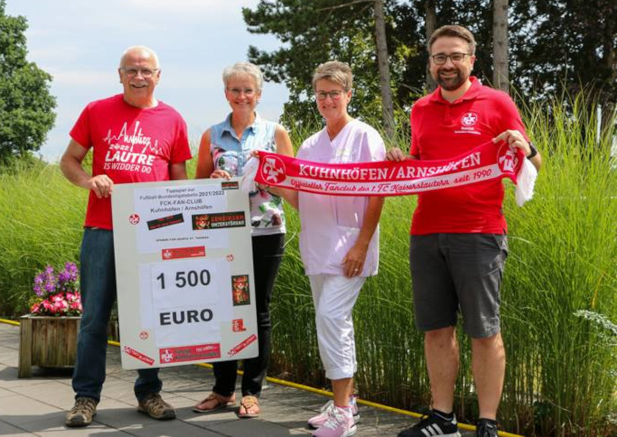 Von links: Gerhard Hehl, Vorsitzender FCK-Fanclub Kuhnhfen/Arnshfen, Eva-Maria Hebgen, Einrichtungsleiterin Hospiz St. Thomas, Manuela Jung, Pflege und Dominik Hehl. (Foto: Hospiz St. Thomas, Dernbach)