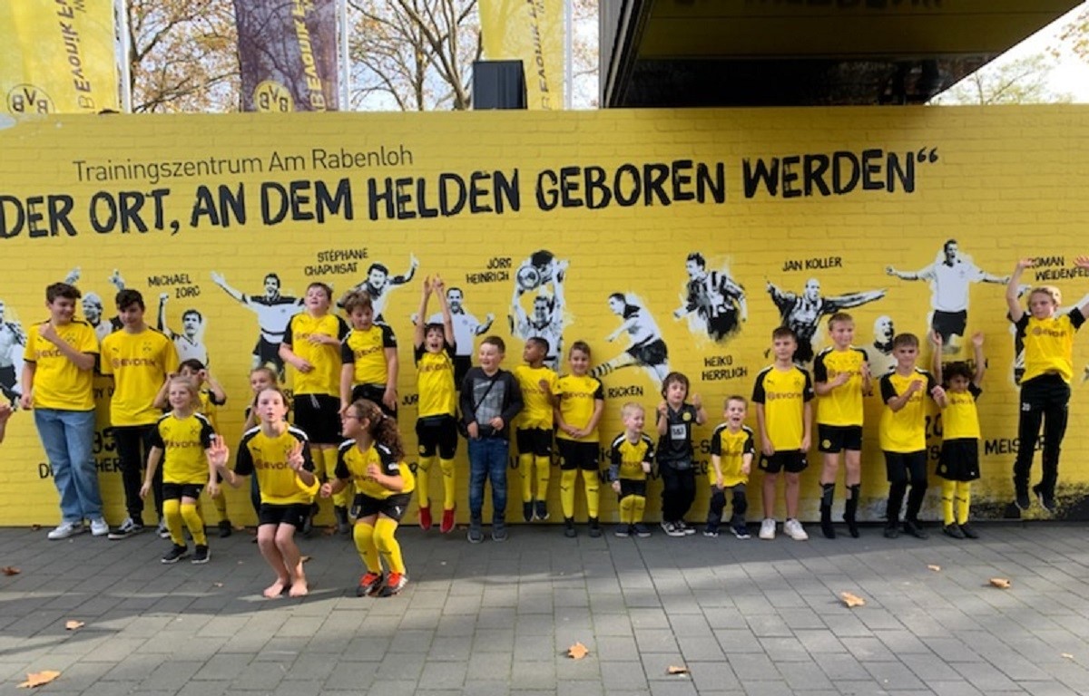 Einmal Profikicker sein: Team "Diakids" des DRK Krankenhaus Kirchen zu Besuch beim BVB