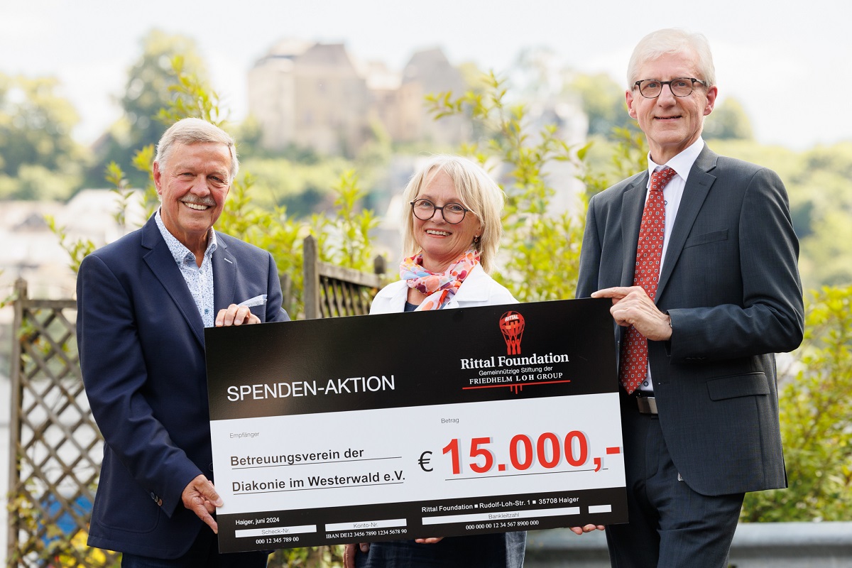 Der stellvertretende Betreuungsvereinvorsitzende Frank Sander, Petra Strunk (Geschftsfhrerin des Betreuungsvereins) und der Geschftsfhrer der Rittal-Foundation, Rainer Reissner (von links) (Foto: Peter Bongard)