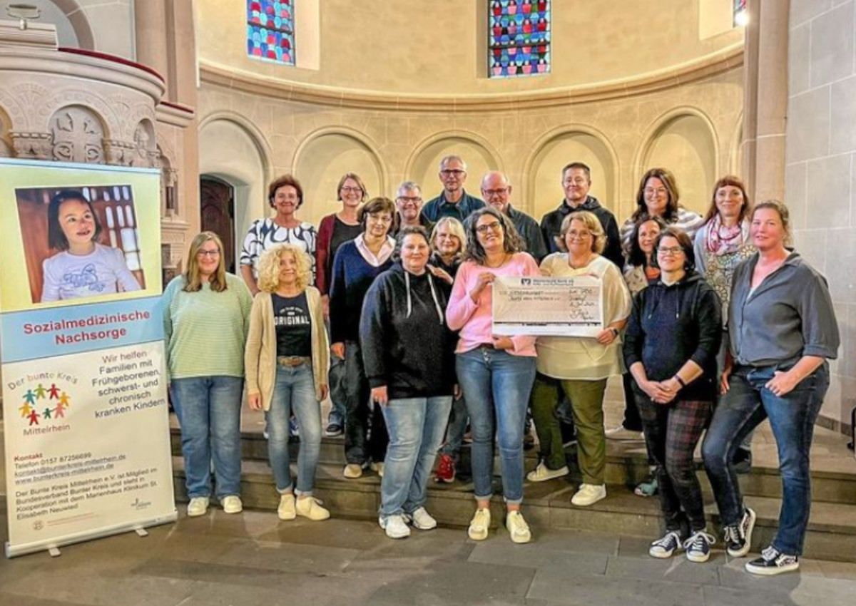 Gruppenbild mit Chorensemble. Im Vordergrund Chorleiterin Nadine Kraft, sowie Kathrin Baumgartl fr den Bunten Kreis Mittelrhein und Jasmin Letschert vom Chor. (Foto: Kathrin Baumgartl)