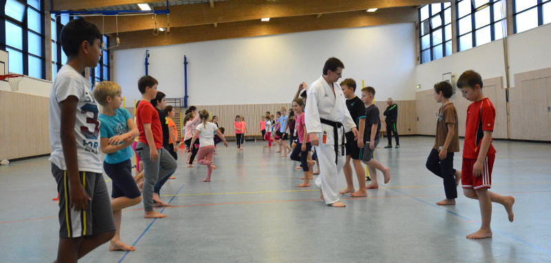 Die Grundschler Klasse 3 und 4 in der Dierdorfer Sporthalle. Foto: Privat
