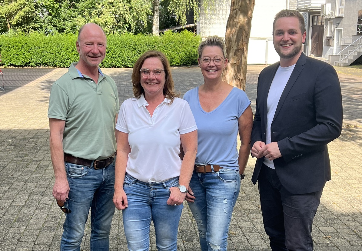 Zu Beginn seines Besuchs in Herdorf besprach sich der Abgeordnete (rechts) mit Brgermeister Uwe Erner (links), der Vorsitzenden des SPD-Ortsvereins Herdorf, Sabine Steinau (2.v.r.), und ihrer Stellvertreterin Alexandra Probst (mittig) im Rathaus der Stadt. (Foto: Privat)