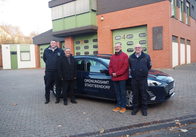 Die Mitarbeiter des Ordnungsamtes und Brgermeister Kessler freuen sich ber das neue Dienstfahrzeug. Foto: privat