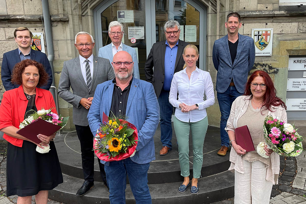 Birgit Eisenhuth (vorn von links), Erhard Bierbrauer und Bettina Veith-Werner haben ihr 40-jhriges Dienstjubilum gefeiert. Es gratulierten (hinten von links) Philipp Stuntz vom Personalrat, Landrat Achim Hallerbach, die Kreis-Beigeordneten Werner Wittlich und Michael Mahlert, Broleiterin Diana Wonka sowie Karsten Rodigast vom Kreismedienzentrum. Foto: Kreisverwaltung