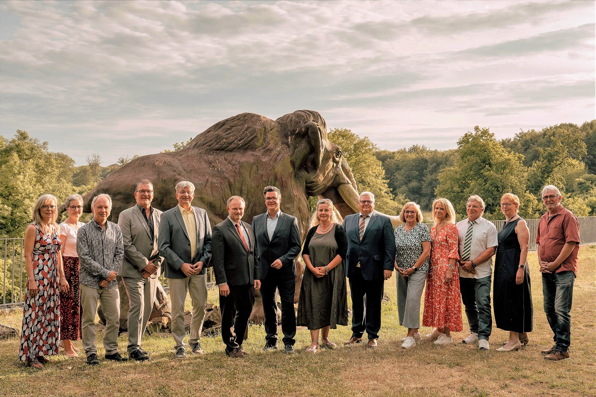 Gruppenbild mit Stadtvorstand, Jubilaren und in den Ruhestand verabschiedeten Kollegen der Stadtverwaltung Neuwied. (Foto: Simon Zimpfer)