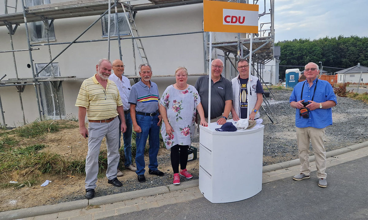 CDU Vertreter im Baugebiet Grabenbitze /Auf dem Sack. Von links nach rechts: Johannes Kritten, Engelbert Tausch, Axel Wehrens, Annette Heinemann, Rainer Hilbers, Tom Gauer und Ernst-Dieter Meyer. (CDU Windhagen)