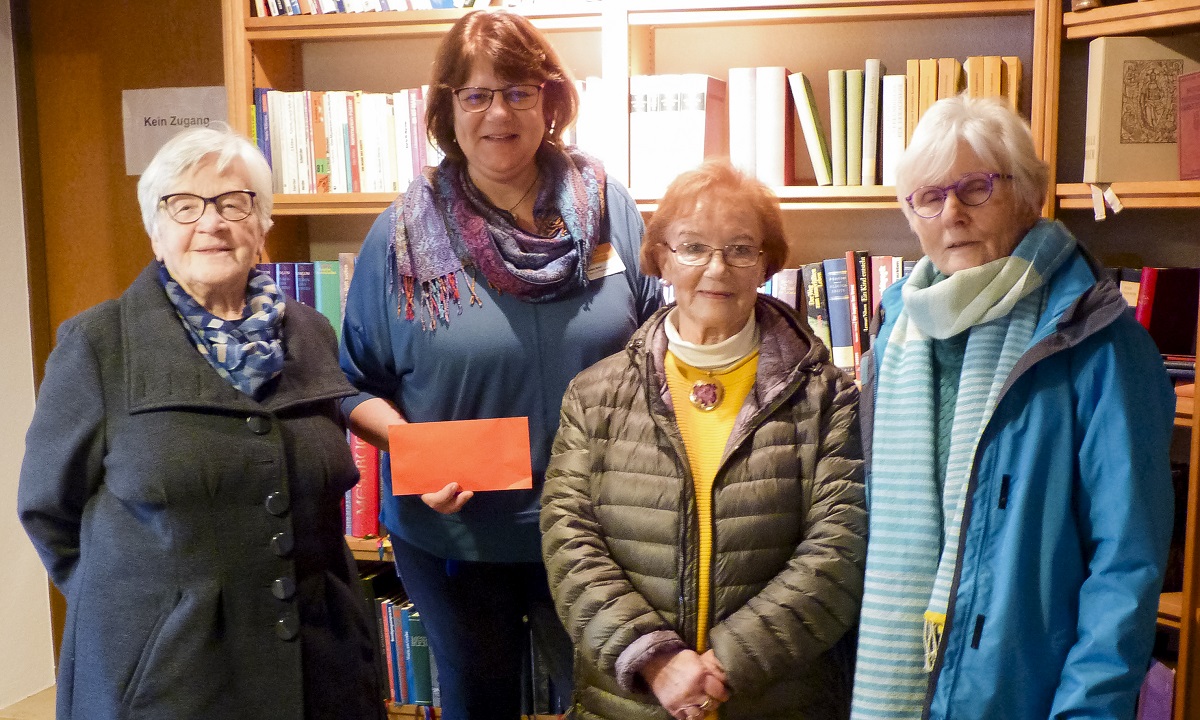 Eine 400-Euro-Spende aus dem Dorfcaf Niederfischbach kommt dem kumenischen Hospiz Kloster Bruche zugute (von links): Brigitte Klinke, Einrichtungsleiterin Yasmin Brost, Ursula Sterzenbach und Gertrud Schlechtriemen. (Foto: Diakonie in Sdwestfalen)