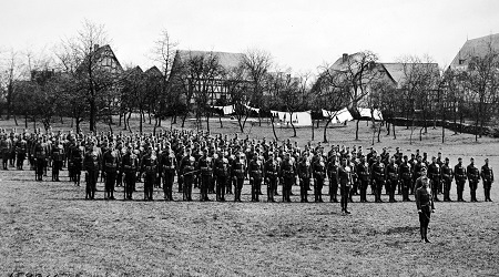 Doughboys exerzieren vor lndlicher Kulisse in Heilberscheid im Westerwald, 29. April 1919 (Foto: National Archives Washington, D.C.; Sammlung Dr. John Provan, Kelkheim)