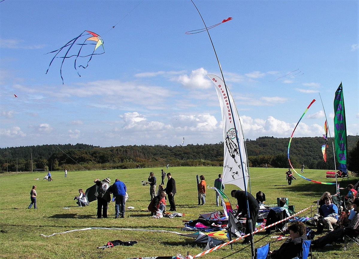 Bunte Himmelsstrmer und kreative Hightech-Spielzeuge beim 21. Drachenflugfest