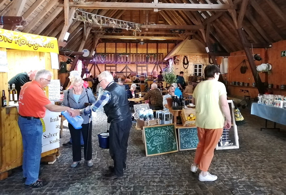 Die alte Dreschhalle bietet ein historisches Ambiente fr den Dreschhallenmarkt und Sitzpltze fr die Besucher (Foto: Manfred Mauer)