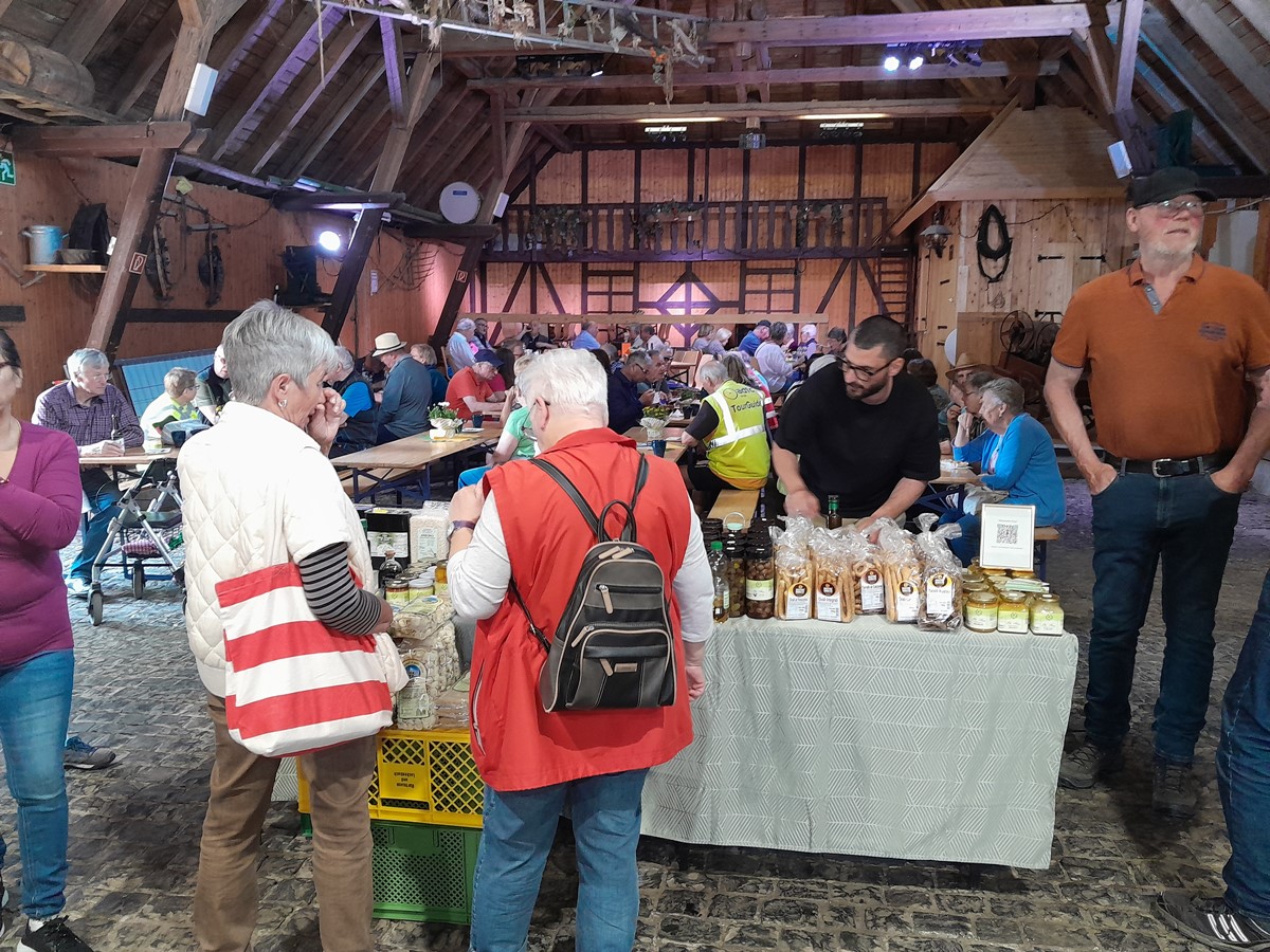 Die alte Dreschhalle bietet ein historisches Ambiente fr den Dreschhallenmarkt und Sitzpltze fr die Besucher (Fotos: Manfred Mauer)