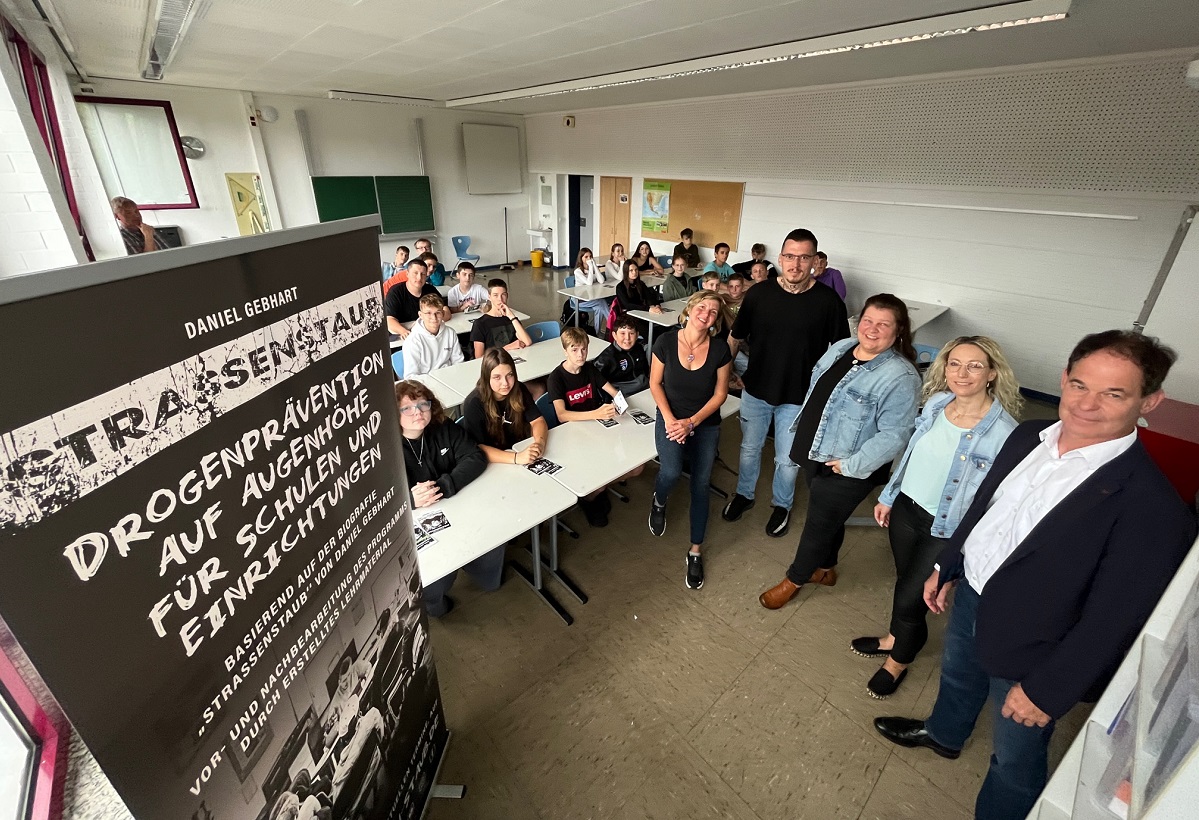 Der Autor Daniel Gebhart (stehend l.) war jetzt mit seiner Lesung aus dem Buch Strassenstaub zu Gast an der IGS Horhausen, mit im Bild (v.r): Schulleiter Norbert Schmalen, Indira Gehlen, Yvonne Berndt und Melanie Kaul. (Foto: Kreisverwaltung/Thorsten Stahl)