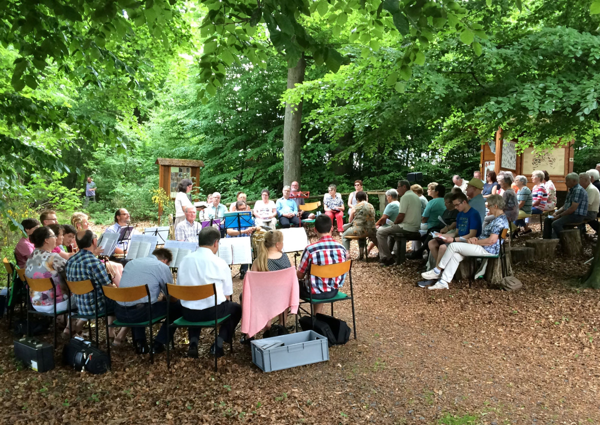 "Kirche im Grnen": Zum Gottesdienst auf den Naturerlebnispfad Drrholz