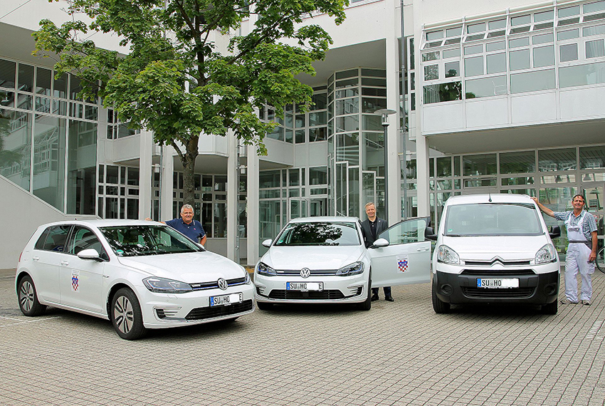 Auswahl der Elektro-Fahrzeuge der Stadt Bad Honnef  Werner Johannes (links) von der Haustechnik,  Brgermeister Otto Neuhoff in der Mitte und Klaus Ditscheid (rechts) vom Technischen Gebudemanagement. Foto: Stadt Bad Honnef