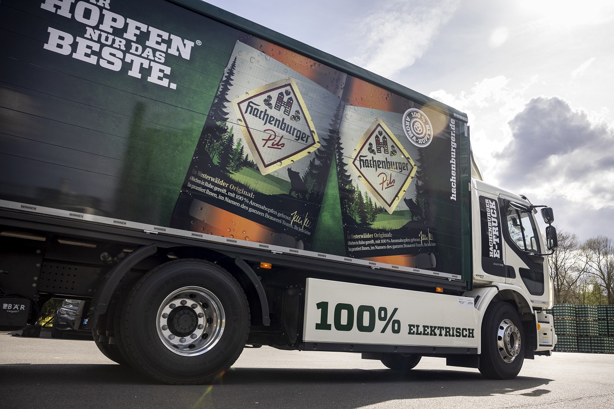 Nachhaltig auf Erfolgskurs: Die Westerwald-Brauerei ergnzt ihre Logistikflotte aktuell durch einen weiteren Hachenburger E-Truck. (Foto: Westerwald-Brauerei, Hachenburg)