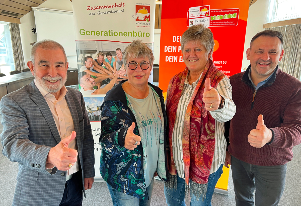 Daumen hoch frs Ehrenamt (von links): Martin Annen, Judith Glser, Generationenbeauftragte der VG Montabaur, Margit Chiera und Rainer Lehmler, Referent fr Gemeindecaritas beim Caritasverband Westerwald-Rhein-Lahn, freuen sich auf den gemeinsamen Workshop "Ich bin dabei!" der gleichnamigen Ehrenamtsinitiative, zu dem alle interessierten Brgerinnen und Brger am 17. Mrz nach Montabaur eingeladen sind. 
(Foto: VG Montabaur/Holger Pritzsch)