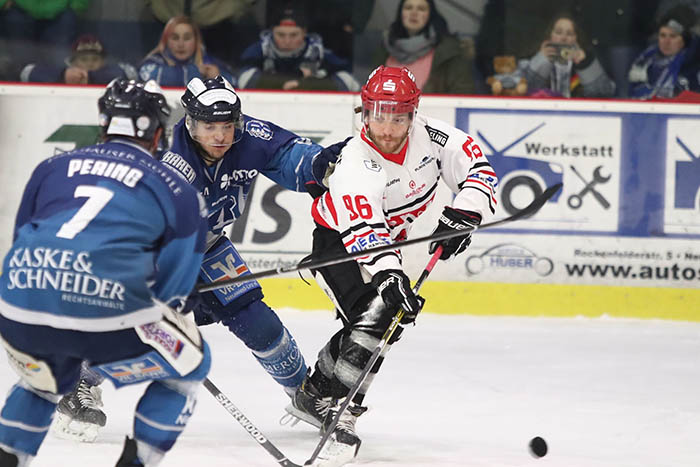 Die EHC-Abwehr mit Frederic Hellmann muss ab Freitag versuchen Liga-Topscorer Killian Hutt an die Kette zu legen. Foto: EHC