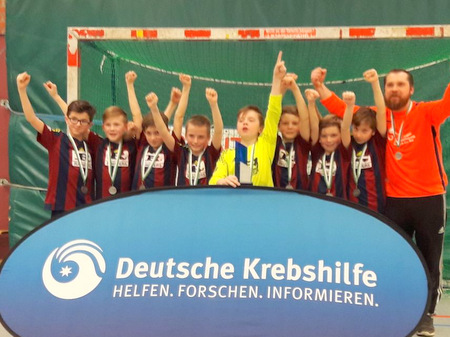 E-Jugend Rheinlandmeister in der Halle: die JSK Altenkirchen/Neitersen mit (von links) Sandro Grigoli, Lennart Winter, Gabriel Hntner, Luca Breitenbach, Niklas Dortmann, Kjell Becher, Mika Nauroth, Philip Schupp, Konstantin Dortmann (Trainer). (Foto: Verein)