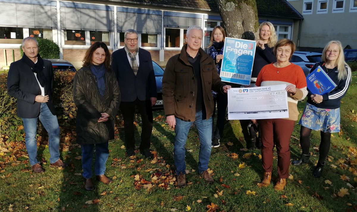 Tu Gutes und rede darber: Vertreter der Erich-Kstner-Grundschule freuten sich ber den symbolischen Scheck, den eine Abordnung des Rotary Clubs Westerwald bergab. (Foto: vh)
