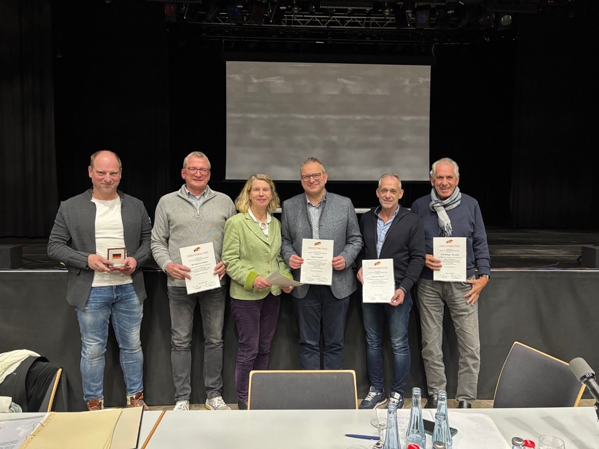 Von links nach rechts: Michael Rdder (erhielt nach Ausscheiden aus dem VG-Rat die Ehrenplakette der VG), Bernhard Lorsbach, Katrin Salveter, Berno Neuhoff, Andreas Winters, Wolf-Rdiger Bieschke (Foto: Veranstalter)