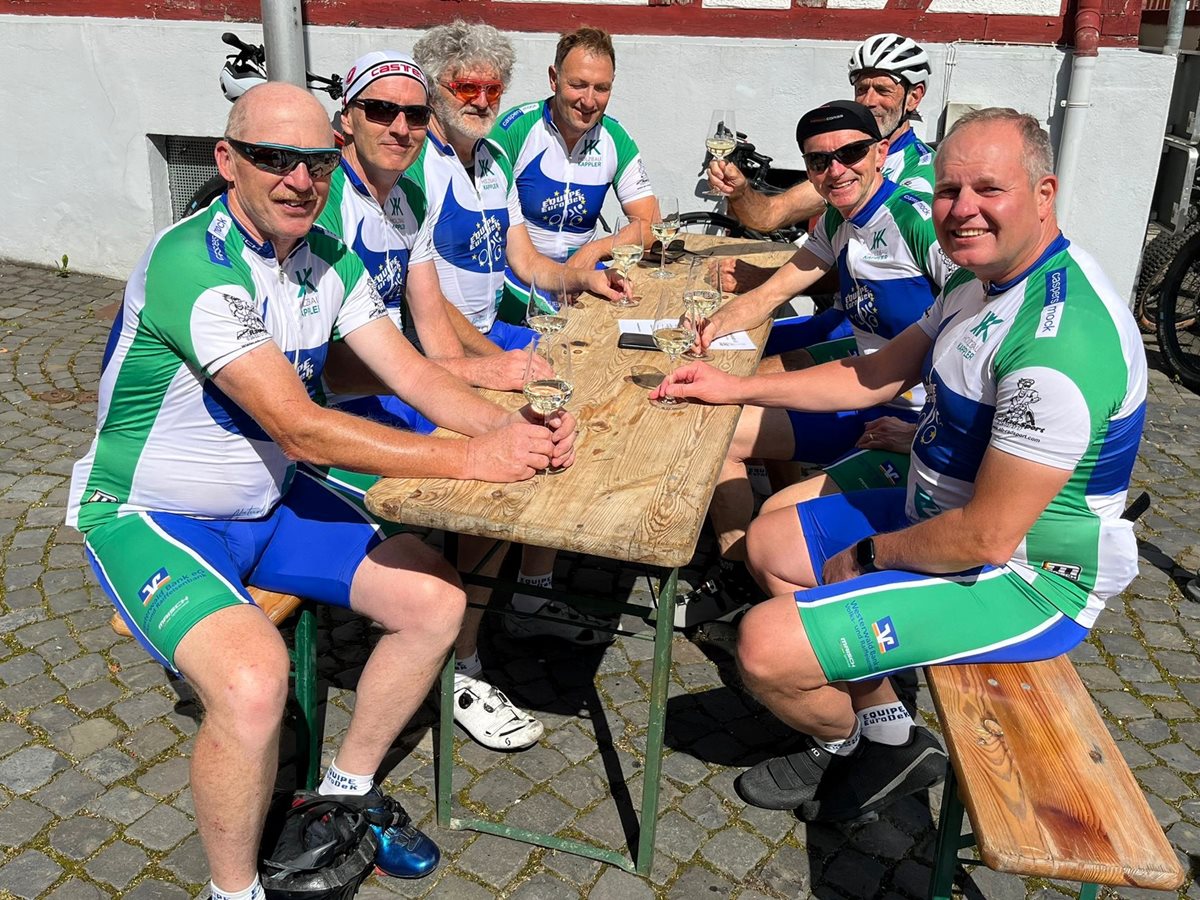 Einige Radsportler der Equipe EuroDeK an der Lahn und im Westerwald haben beim diesjhrigen Gelbachtag auf die abgeschlossene Vorbereitung der "Energiewendetour" im September angestoen. (Foto: Equipe EuroDeK, Uli Schmidt)