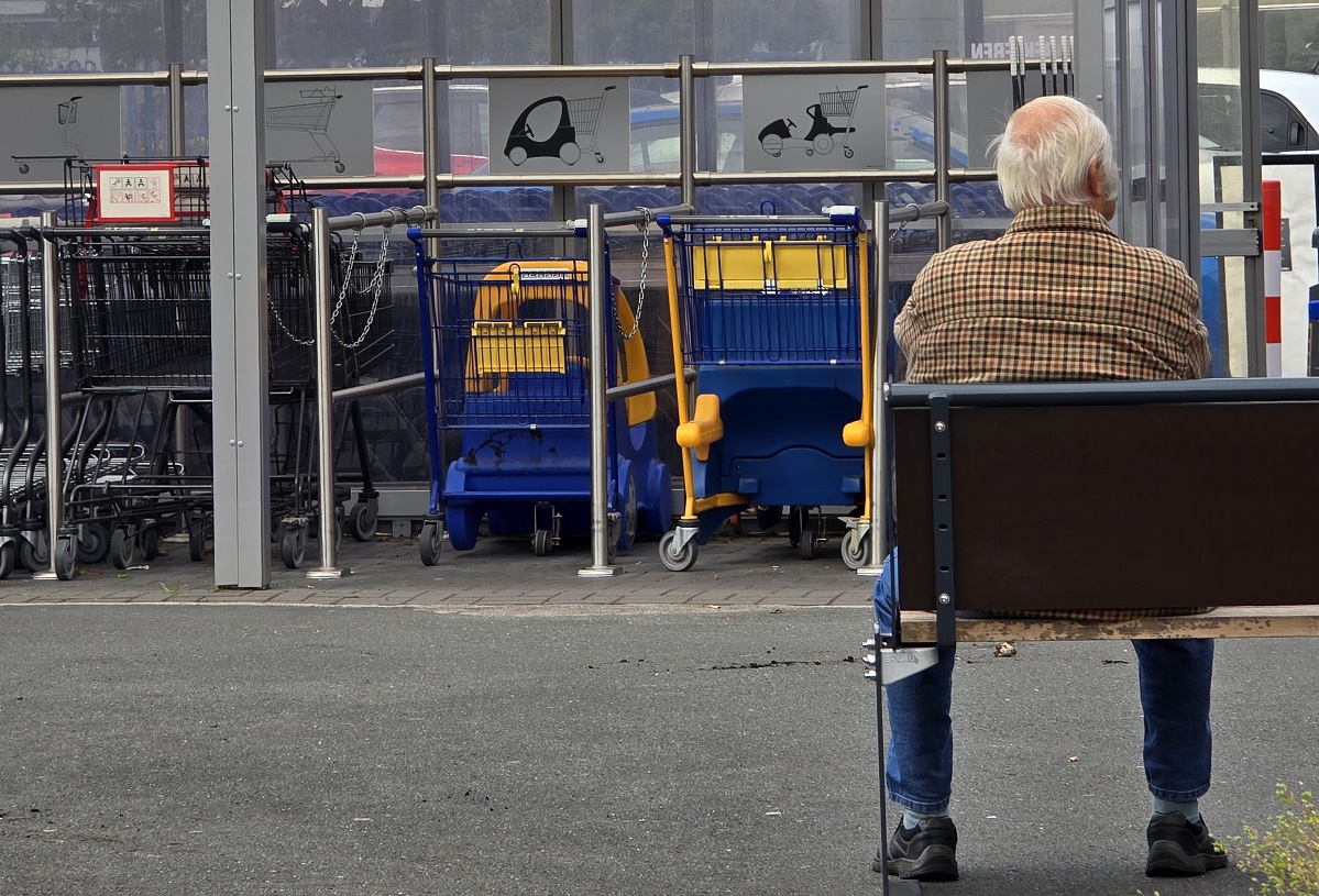 Das Bild zeigt den dementen Senior, wie er ratlos vor dem Markt sitzt, in den er nicht hinein gelassen wird. (Fotos: privat)