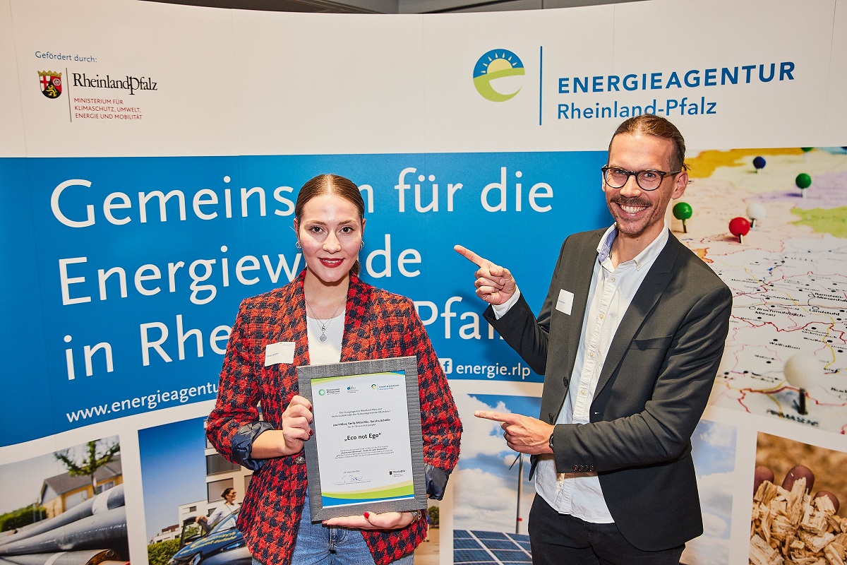 Klimaschutzmanager Max Weber ist stolz auf Auszubildende Sandra Schfer, die die Auszeichnung fr das Team entgegengenommen hat. (Foto: Energieagentur Rheinland-Pfalz)