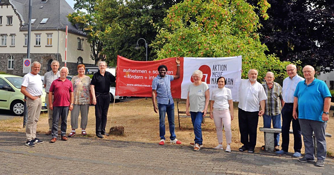 Die Vertreter der Initiativen mit dem Banner der Aktion "Neue Nachbarn". (Foto: kk)