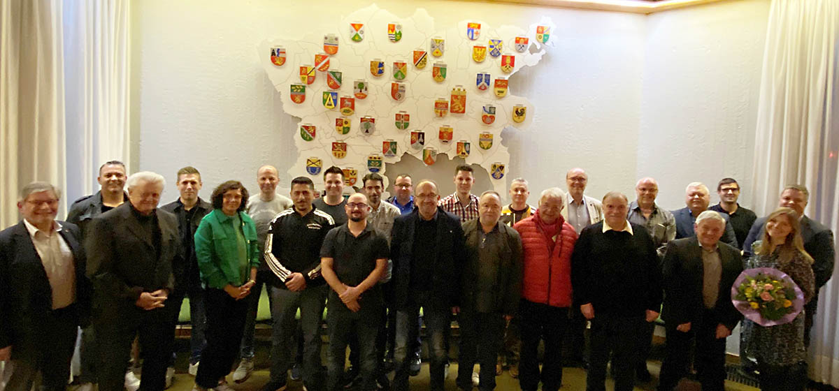 Rainer Dngen, Beigeordneter, und Hannah Schuh, Sachbearbeiterin, mit den ausgezeichneten Ehrenamtlern der Landesweiten Ehrenamtskarte und der Jubilums-Ehrenamtskarte. Foto: Verbandsgemeindeverwaltung 