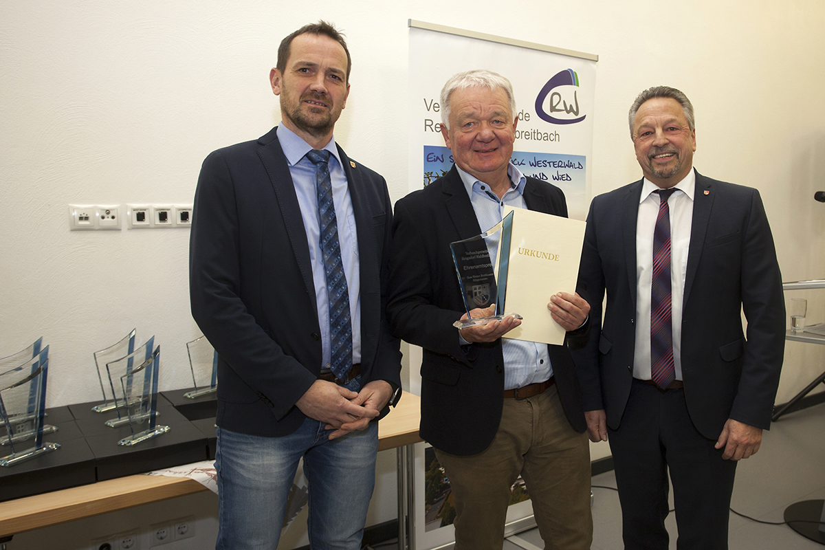 Gunter Jung eingerahmt vom Orts- und Verbandsbrgermeister bei der Preisverleihung. Foto: Wolfgang Tischler