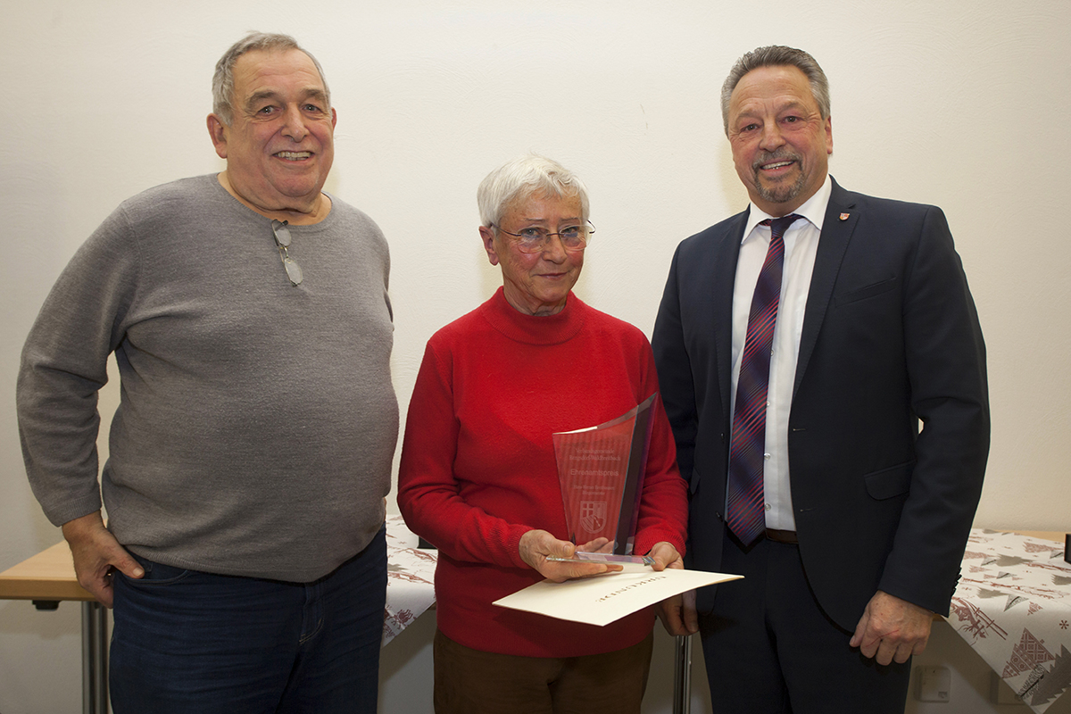 Ingrid Runkel nimmt in Anwesenheit ihres Mannes den Preis von Brgermeister Breithausen (rechts) entgegen. Foto: Wolfgang Tischler