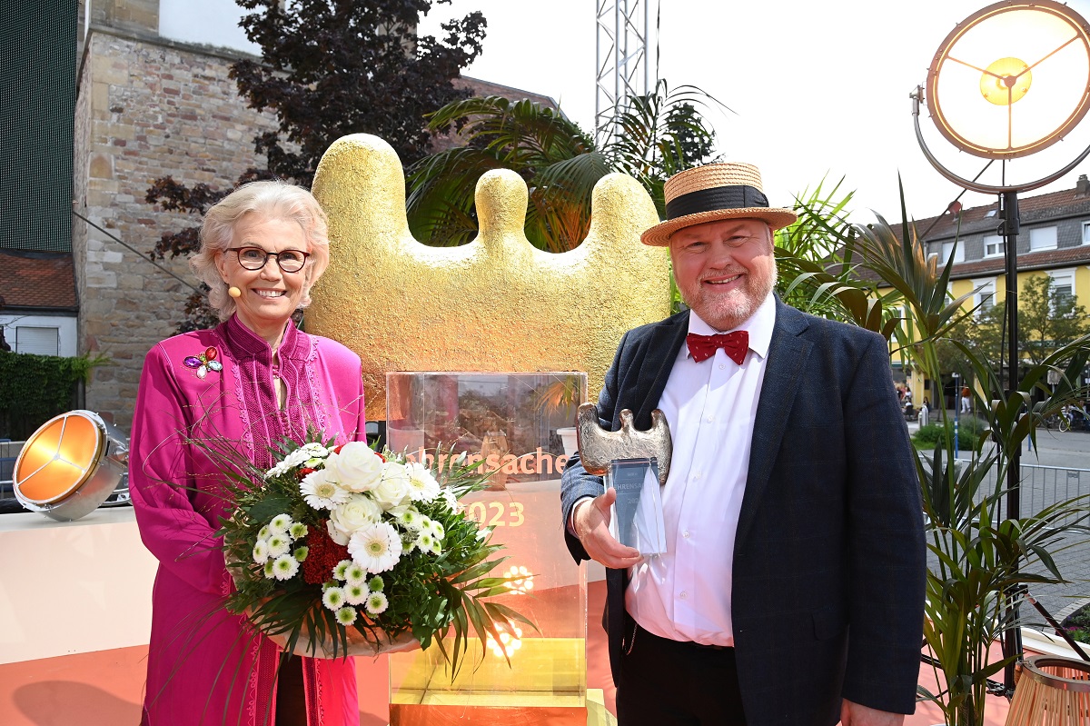 Gabriela Frstin zu Sayn-Wittgenstein-Sayn zusammen mit Preistrger Jens Schawaller. (Foto: Foto: SWR / Kristina Schfer) 