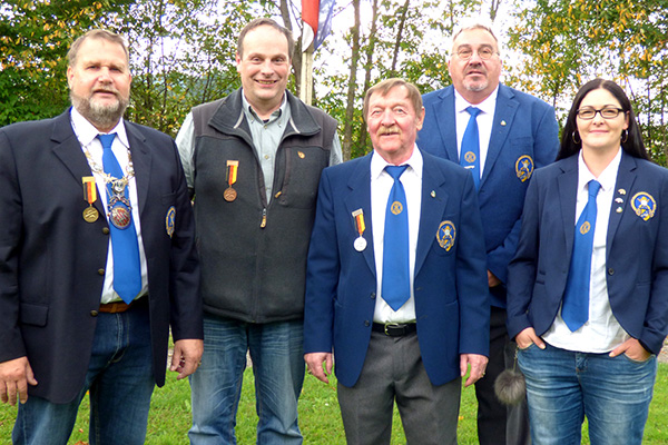 Sieger und Geehrte freuen sich ber Glckwnsche, Urkunden und Medaillen beim Knigsschieen in Nodhausen (von links) Heinz Grf, Stephan Blsner, Uwe Hanf, Klaus Metzger und Ramona Hanf. Foto: Hans Hartenfels