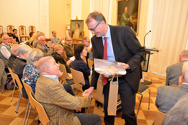 Fr seine seit ber 40-jhrige Mitarbeit und zum 70. Geburtstag wurde Friedel-Wulf Kupfer von Landrat Rainer Kaul besonders geehrt. Fotos: Kreisverwaltung
