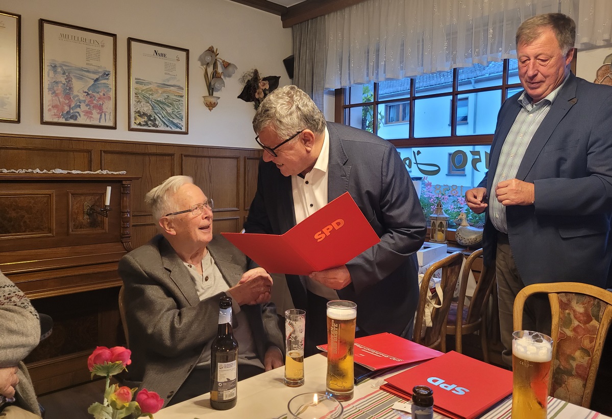 Michael Mahlert gratuliert Paul Schtz fr 60 Jahre Mitgliedschaft in der SPD und Einsatz fr die Interessen der Allgemeinheit. Rechts im Bild Ortsvereinsvorsitzender Horst Rasbach. (Foto: Philipp Rasbach)