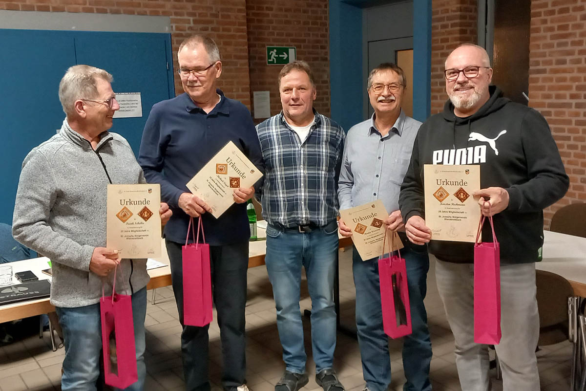 Die geehrten Mitglieder des Rheinbreitbacher Brgervereins - Von links: Frank Scheika, Michael Siegel, Uwe Schwippert, Martin Wensing und Carsten Rechmann. Fotos: Brgerverein