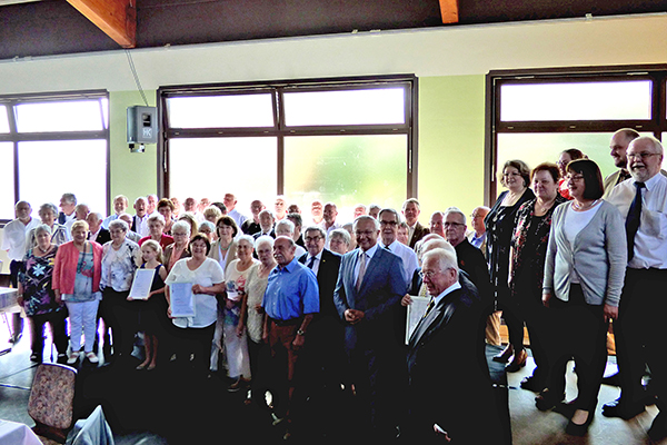 Nach den Ehrungen Freude bei den Ausgezeichneten im Beisein von Landrat und dem Vorstand des Kreischorverbandes in der Mehrzweckhalle in Thalhausen. Foto: Hans Hartenfels