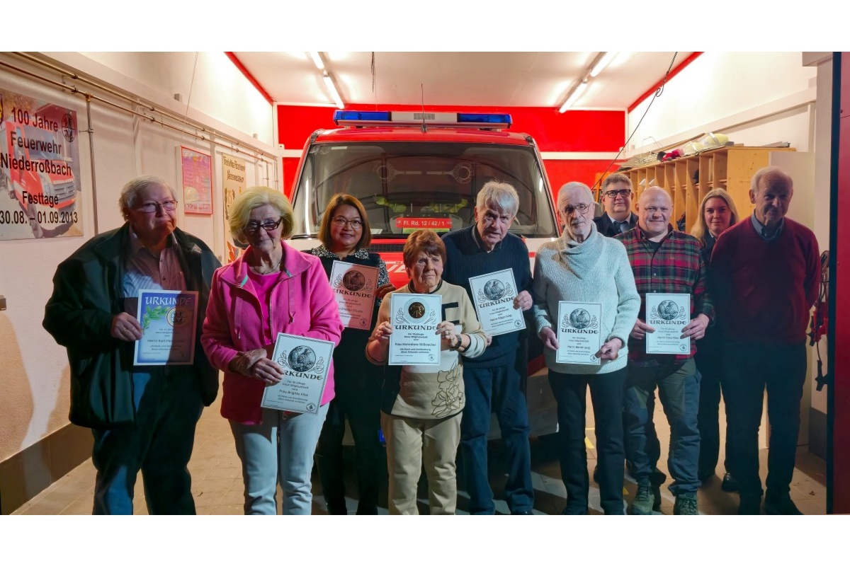  Karl-Heinz Klein, Brigitte Flick, Chobfar Stcker, Hannelore Willwacher, Edgar Jung,
Bernd Jung, Wehrfhrer Marco Benner, Timo Flick, 1. Vorsitzende Jasmin Weber, Gerd
Jung (Foto: Tobias Klein)