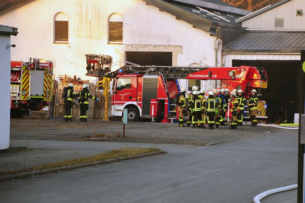 Die Feuerwehrleute kontrollierten den Hallenbereich (Fotos: kk)