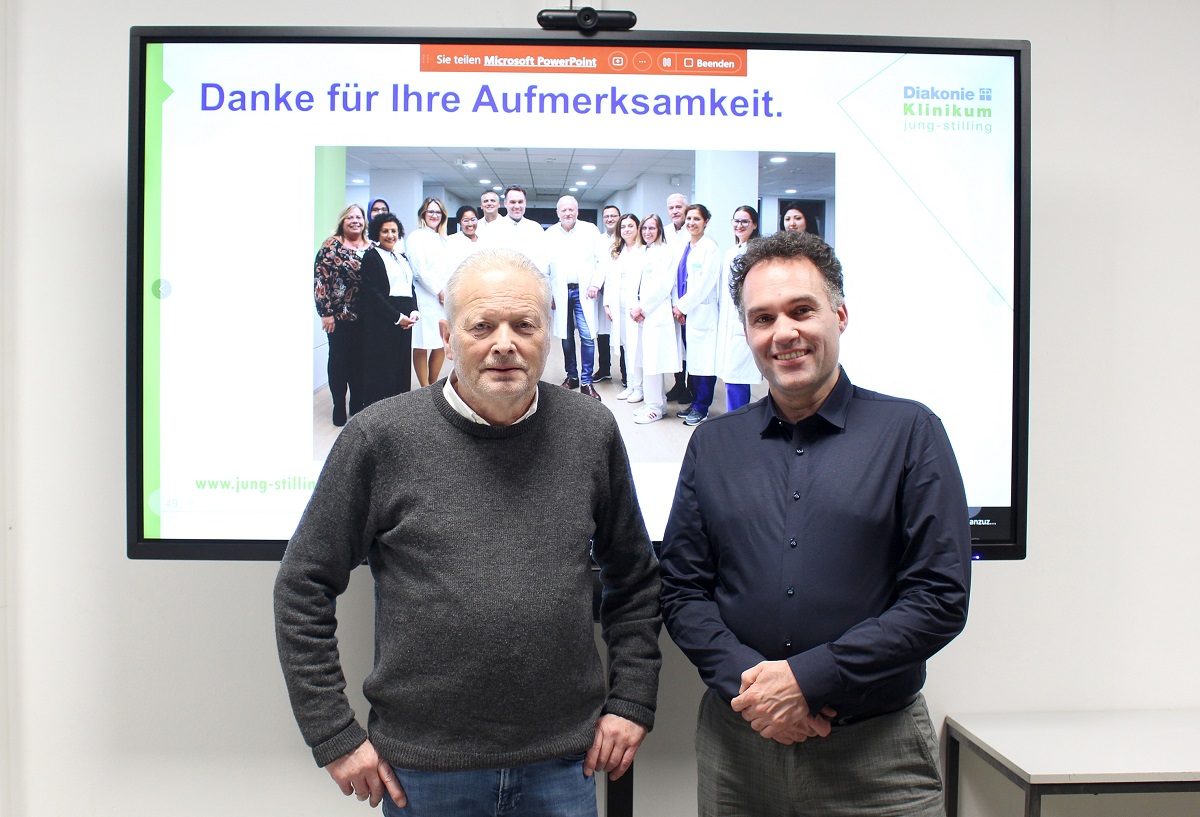 Dr. Volker Mller (links) und PD Dr. Marco J. Battista bei einer Fortbildungsveranstaltung des Diakonie Klinikums Jung-Stilling in Siegen zu aktuellen Therapiemanahmen bei Gebrmutter- und Eierstockkrebs. (Foto: Diakonie in Sdwestfalen)