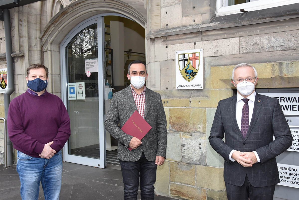 Landrat Achim Hallerbach (rechts) berreichte die Einbrgerungsurkunde an Abdulmunem Albatran. Klaus Flesch (links) organisiert die Einbrgerungen bei der Kreisverwaltung. Foto: Kreisverwaltung