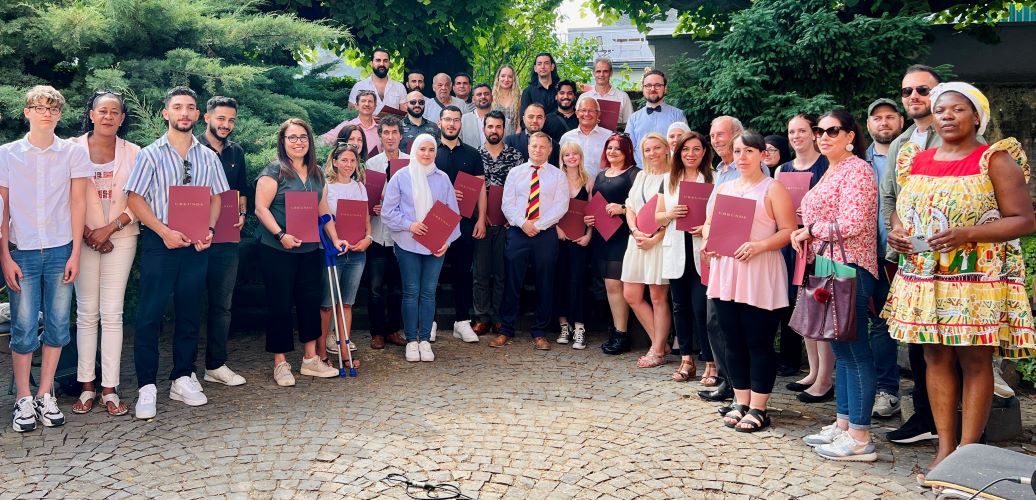 18 Frauen und 19 Mnner aus 20 Nationen wurden von Landrat Achim Hallerbach bei einer kleinen Feierstunde im Roentgen-Museum Neuwied eingebrgert (Foto: Martin Boden / Kreisverwaltung Neuwied)