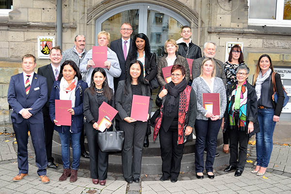 Rechts 1. und 2. Reihe: Violeta Jasiqi, Melinda Walther vom Beirat, Simone Mohr von der Einbrgerungsbehrde und Prof. Dr. von Keitz vom Beirat, links vorne Klaus Flesch, hinten Landrat Rainer Kaul. Foto: Kreisverwaltung