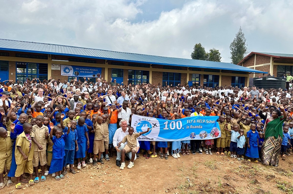 Am 20. Februar wurde die Einweihung der 100. Ruanda-Schule in Kavumu gefeiert. (Foto: FLY & HELP)