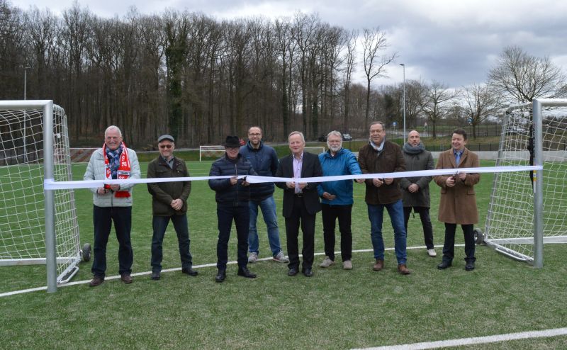 Rudi Krug (SC Simmern, 1.v.l.), Jrg Haseneier (Ortsbrgermeister Simmern, 3.v.l.), Daniel Best (Ortsbrgermeister Eitelborn, 5.v.l.), Werner Christmann (Ortsbrgermeister Neuhusel, 3.v.r.), Manfred Neufeldt (Erster Beigeordneter Kadenbach, 1.v.r.) und die Vertreter der Sportvereine erffneten offiziell den neuen Kunstrasenplatz. Foto: privat