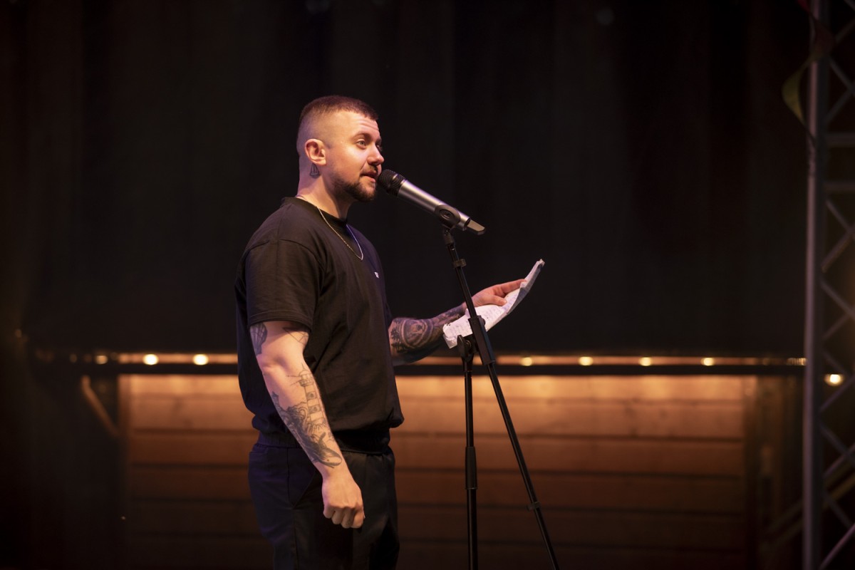 Emil Bosse tritt beim siebten Poetry Slam in Selters auf. (Foto: Bosse)