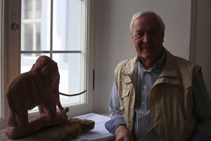 Werner Scheidweiler mit seiner Plastik "Mammut". Fotos: Helmi Tischler-Venter