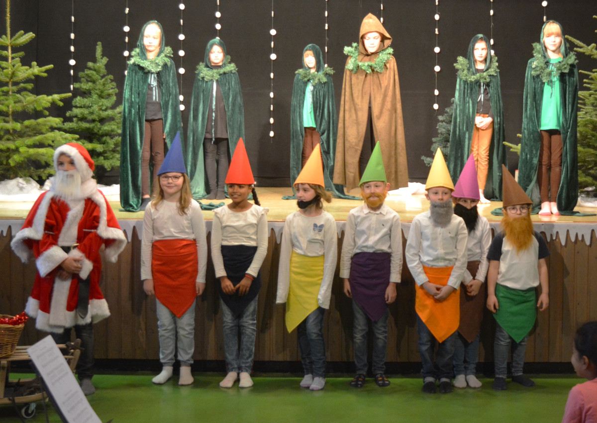 Grundschler der Stffelmaus-Schule boten groes Theater in Enspel