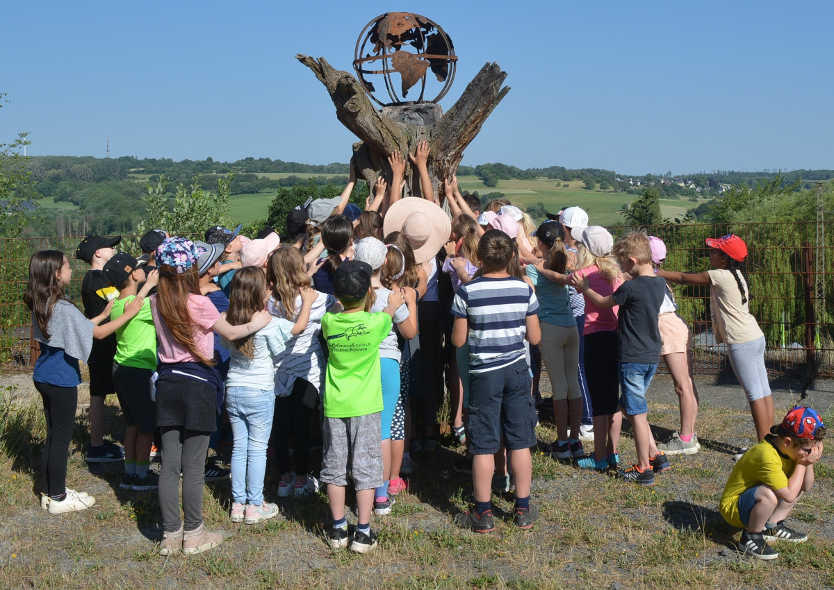 Die Grundschler demonstrierten rund um das Kunstwerk "HELP". (Fotos: Stffel-Park)