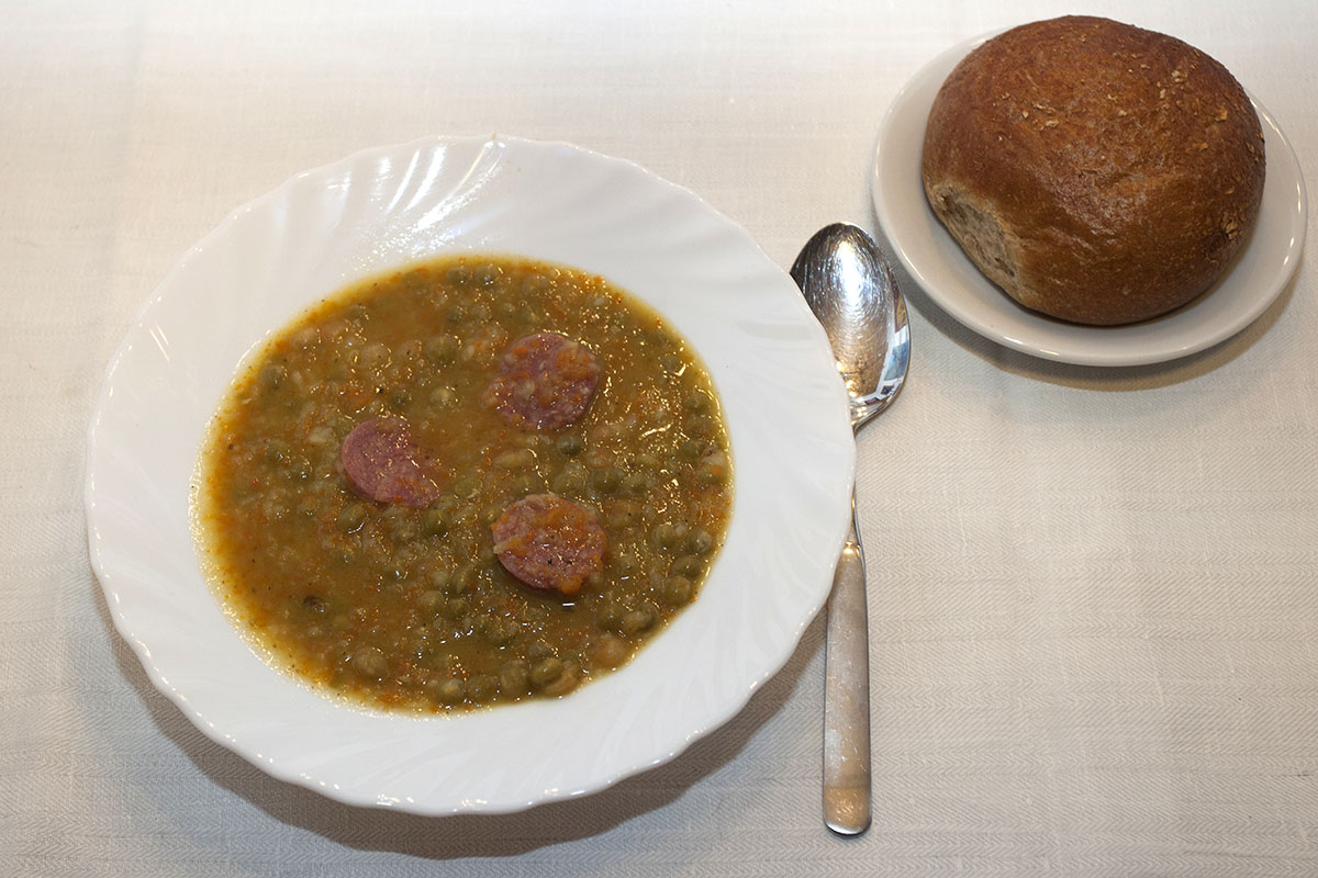 Westerwlder Rezepte: Klassische Erbsensuppe mit Mettwurst